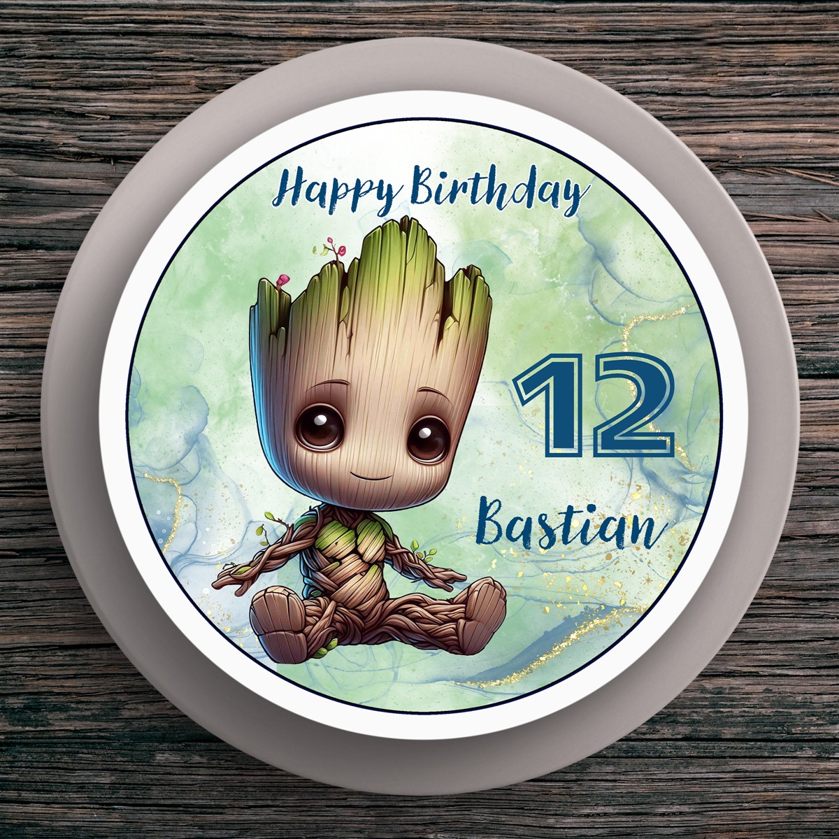 Tortenaufleger Geburtstag Baby-Groot #2 Name & Zahl (20cm) Tortenaufleger Geburtstag Baby-Groot #2 Name & Zahl (20cm)